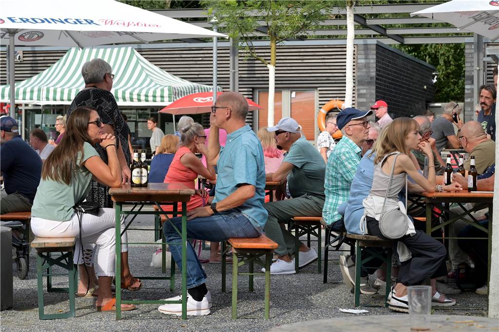 Viel los zum Auftakt: Das Preußenhafenfest ist am Freitag bei bestem Wetter mit vielen Besuchern gestartet.