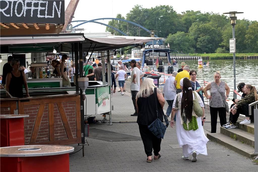 Viel los zum Auftakt: Das Preußenhafenfest ist am Freitag bei bestem Wetter mit vielen Besuchern gestartet.