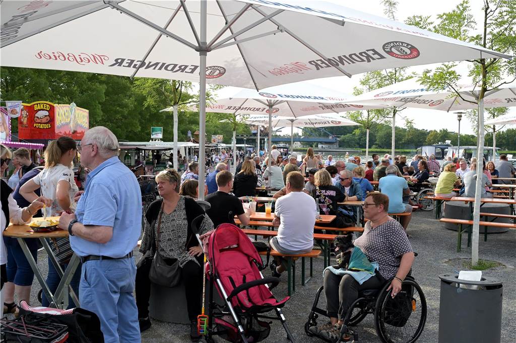 Viel los zum Auftakt: Das Preußenhafenfest ist am Freitag bei bestem Wetter mit vielen Besuchern gestartet.