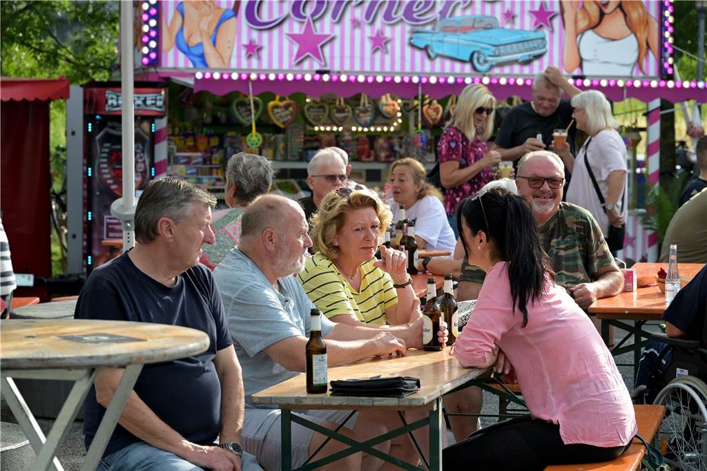Viel los zum Auftakt: Das Preußenhafenfest ist am Freitag bei bestem Wetter mit vielen Besuchern gestartet.