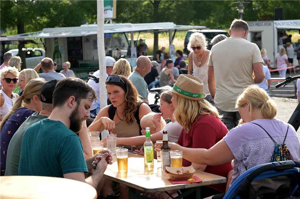 Viel los zum Auftakt: Das Preußenhafenfest ist am Freitag bei bestem Wetter mit vielen Besuchern gestartet.