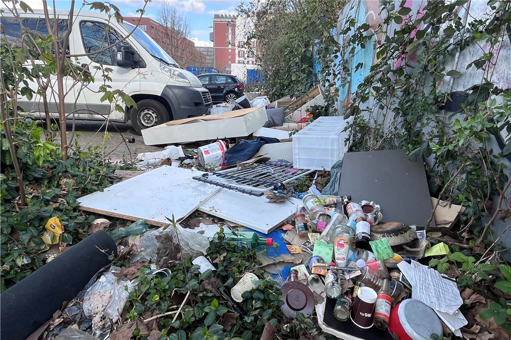 Parkplatz an FZW und U-Turm verkommt zur Müllhalde Müll liegt in Gebüschen und an den Rändern eines Parkplatzes in Dortmund.