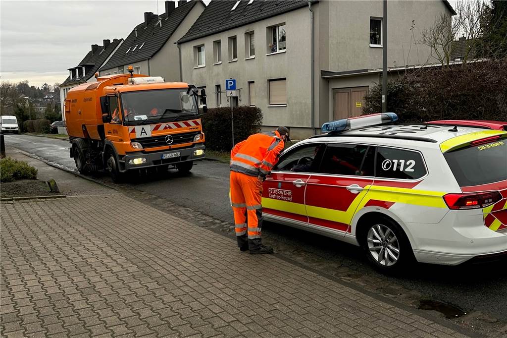 Gasgeruch und Ölspuren: Dauer-Alarm für die Feuerwehr am Montag Ein EUV-Streuwagen und ein Feuerwehrwagen stehen auf Schwerin.