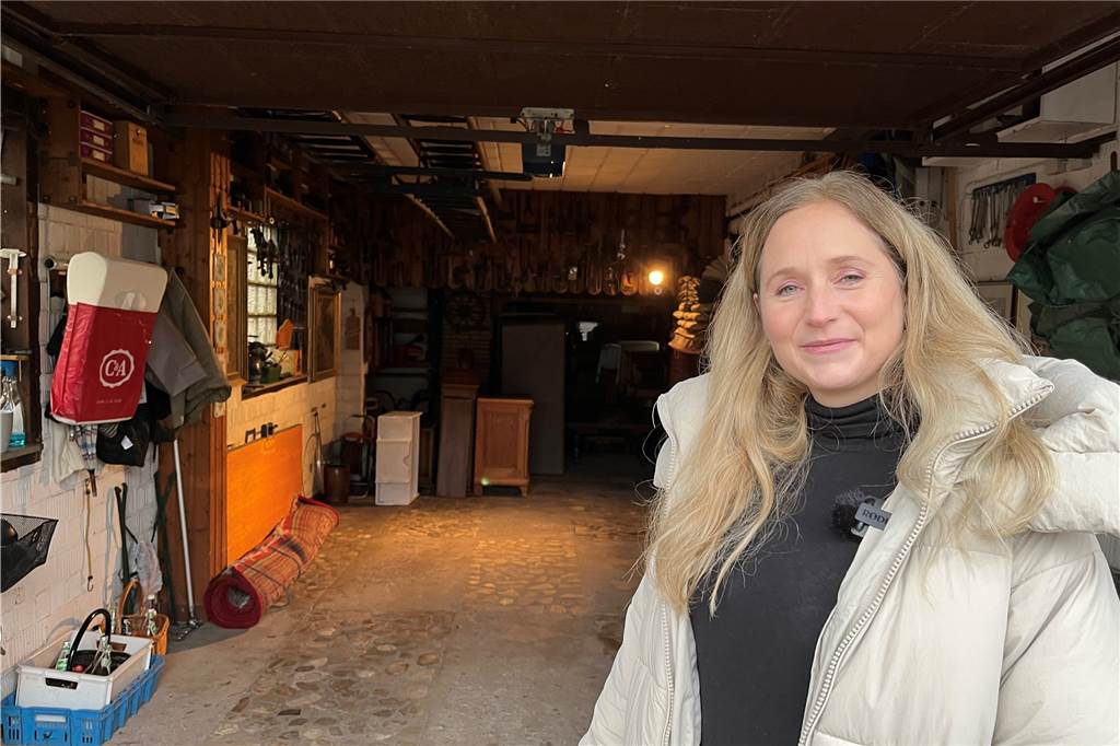 Sarah Wohlgemuth zeigt Haus mit großem Garten für 249.000 Euro Viel Platz bietet die Garage hinter Sarah Wohlgemuth - sogar ein Partyraum im hinteren Bereich ist dort angelegt.