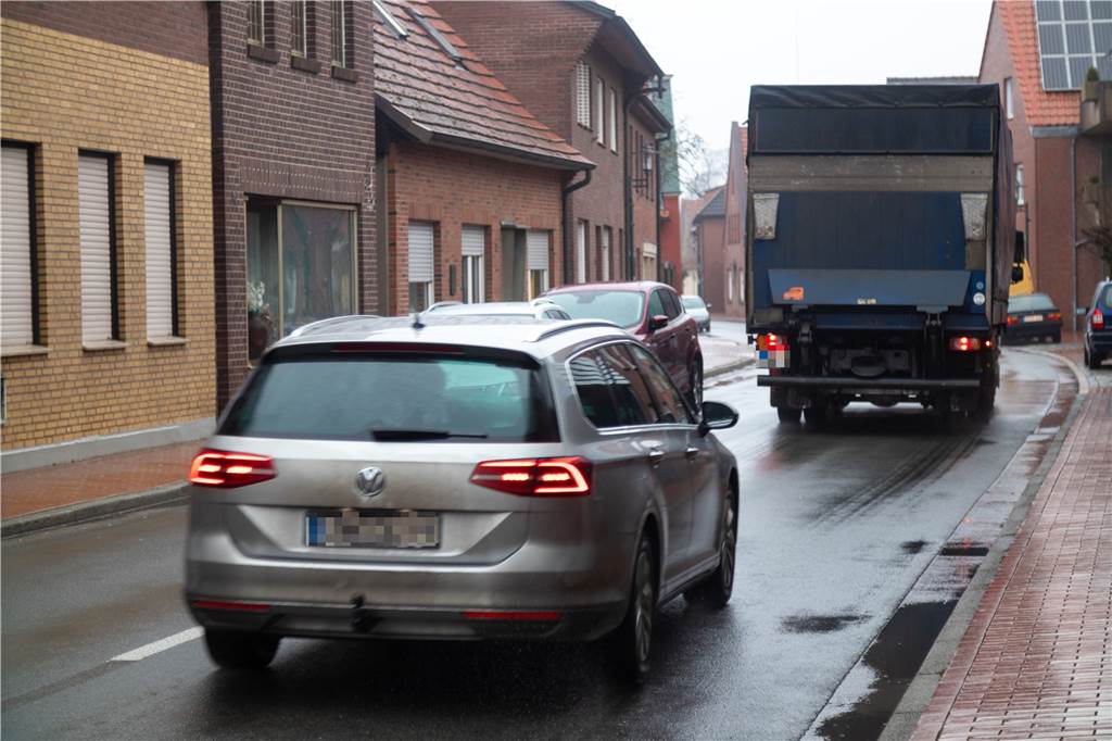 Parkchaos in der Hauptstraße: Entschärfung mit Testphase steht bevor Viel Platz bleibt auf der Hauptstraße nicht, wenn links und/oder rechts Autos parken.