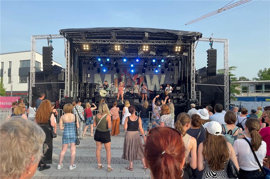 Viel Platz blieb frei, als am Samstag die Kölner Band Papa`z Finest auf der Bühne stand: angenehm für die Gäste, die bei der Hitze nicht eng an eng stehen mussten. Und angenehm für alle, die angesichts der anhaltenden Corona-Gefahr Sorgen vor einer Ansteckung hatten. Allerdings unangenehm für die Veranstalter.
