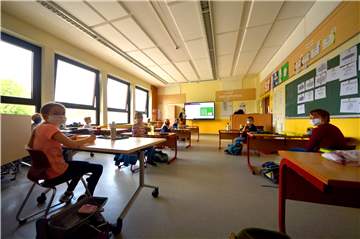 Viel Platz im Klassenraum: Die Hälfte der 4a der von-Galen-Grundschule ist froh, am Donnerstag wieder in der Schule zu sitzen. Im Moment müssen sie sich noch mit einem Schultag in der Woche begnügen. Wie lange das noch so geht, kann im Moment noch niemand abschätzen.