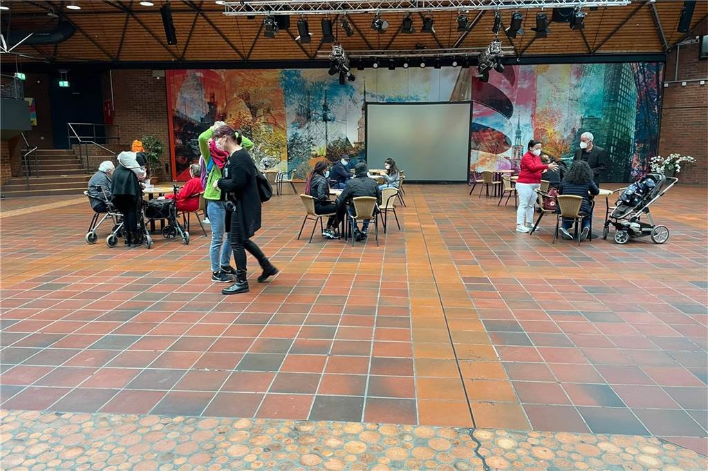 Besondere Impfaktion in der Nordstadt: „Mehr Platz als im Impfzentrum“ Viel Platz ist in der Agora des Keuning-Hauses für die Anmeldung zur Impfaktion.