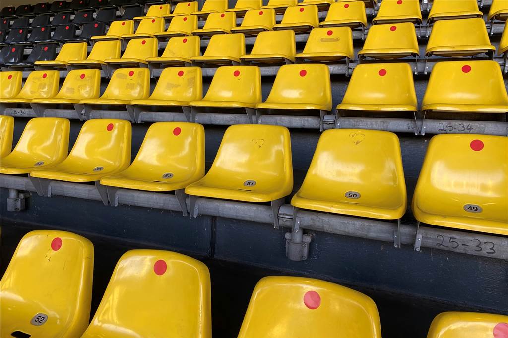BVB-Fans kehren ins Stadion zurück: „Das bleibt in Erinnerung“ Viel Platz und Abstand: Nur auf Sitzen ohne roten Punkt durften die BVB-Fans Platz nehmen.