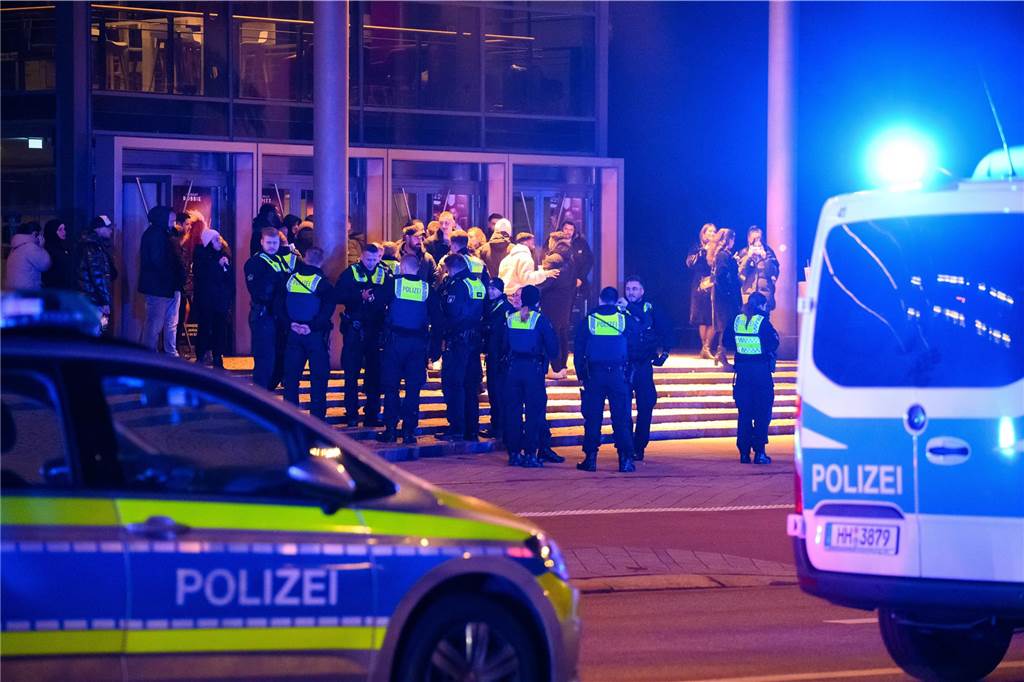 Viel Polizei vor dem Cinemaxx-Kino in Essen - die Beamten rückten aus, nachdem Jugendliche während des Films „Creed III - Rocky‘s Legacy“ randaliert hatten.