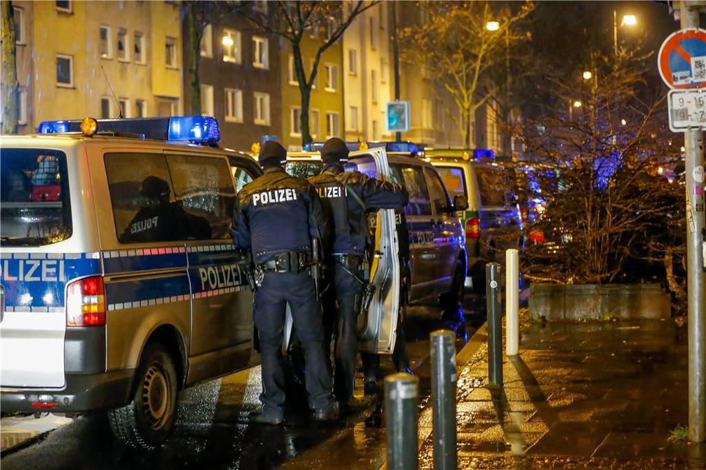 Und der Staat sah zu - der Fall Anis Amri und seine Kontakte nach Dortmund Viel Polizei war nach dem Anschlag in Berlin auf den Dortmunder Straßen unterwegs. Hier eine Szene vom 22. Dezember 2016.