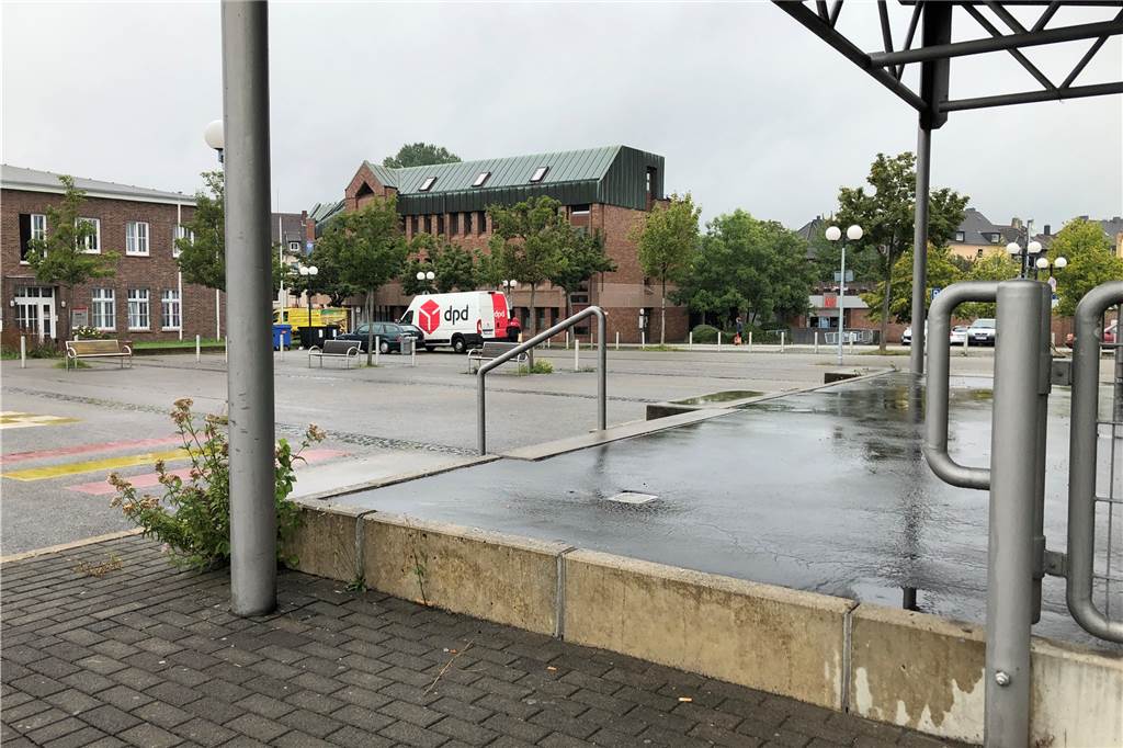 Evinger und Grüner Platz: Stadt will Evings Mitte attraktiver machen Viel Potenzial habe der Evinger Platz mit seiner kleinen Veranstaltungsbühne (hier im Vordergrund zu sehen), meint die Stadtverwaltung