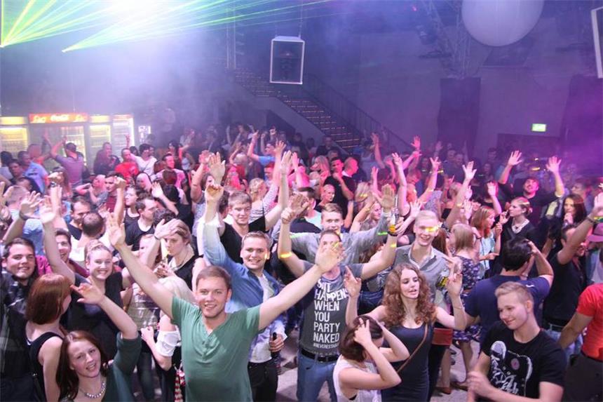 Viel Publikum: Der Easy Dance Club feierte am Wochenende seine Eröffnung