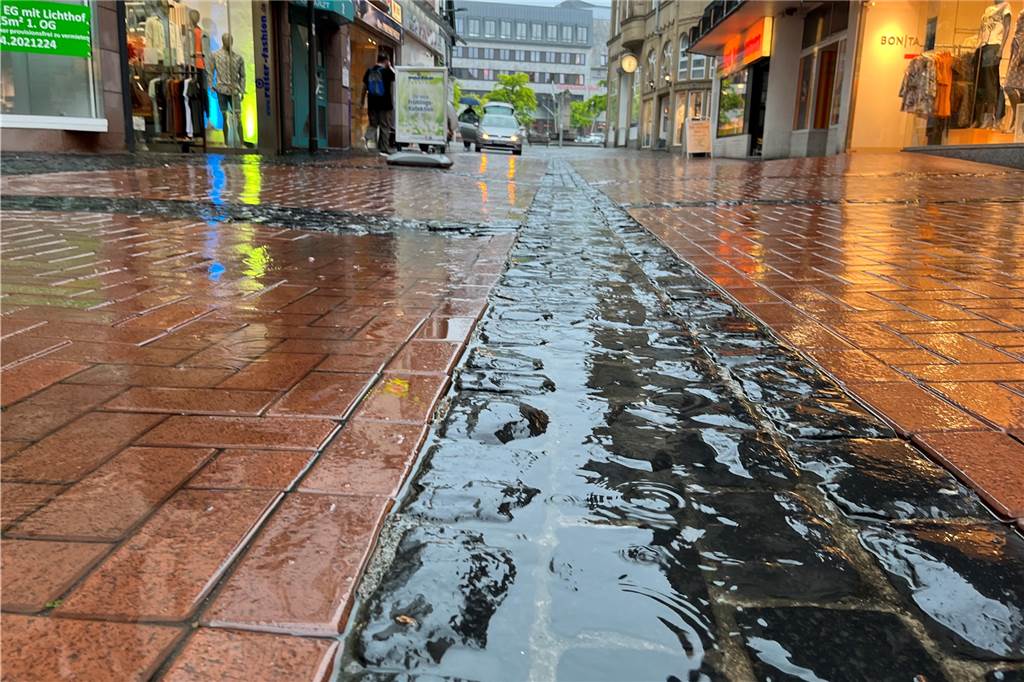 Tief „Emmelinde“ zieht über Castrop-Rauxel – viel Wasser, geringe Schäden Viel Regen fiel in den Straßen der Fußgängerzone, die zeitweise wie leer gefegt schien.