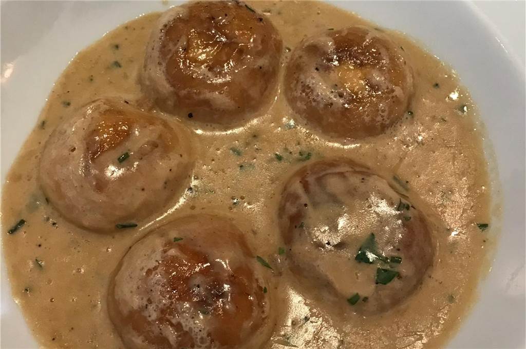 Das Steakhaus am Gabelpunkt überzeugt mit gut gemachten Klassikern für Fleischliebhaber Viel Sauce: Die Champignons nach Art des Hauses.