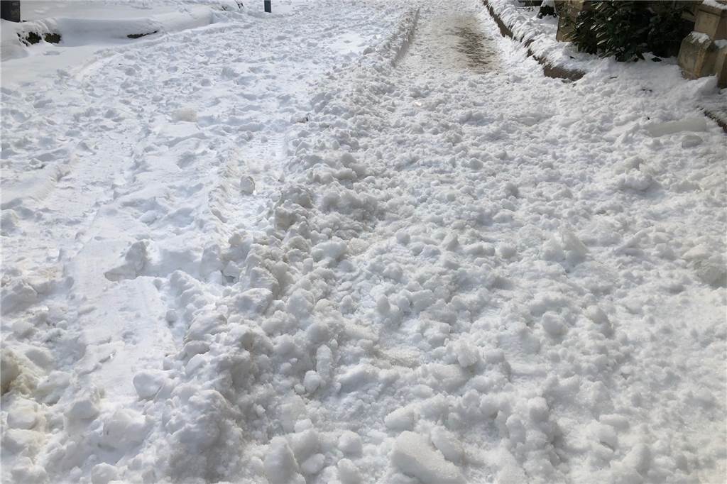 Schneebretter rutschen von Lambertus-Kirche / Vorab-Warnung vor Glatteis Viel Schnee ist am Sonntagnachmittag vom Dach der St.-Lambertus-Kirche gerutscht.