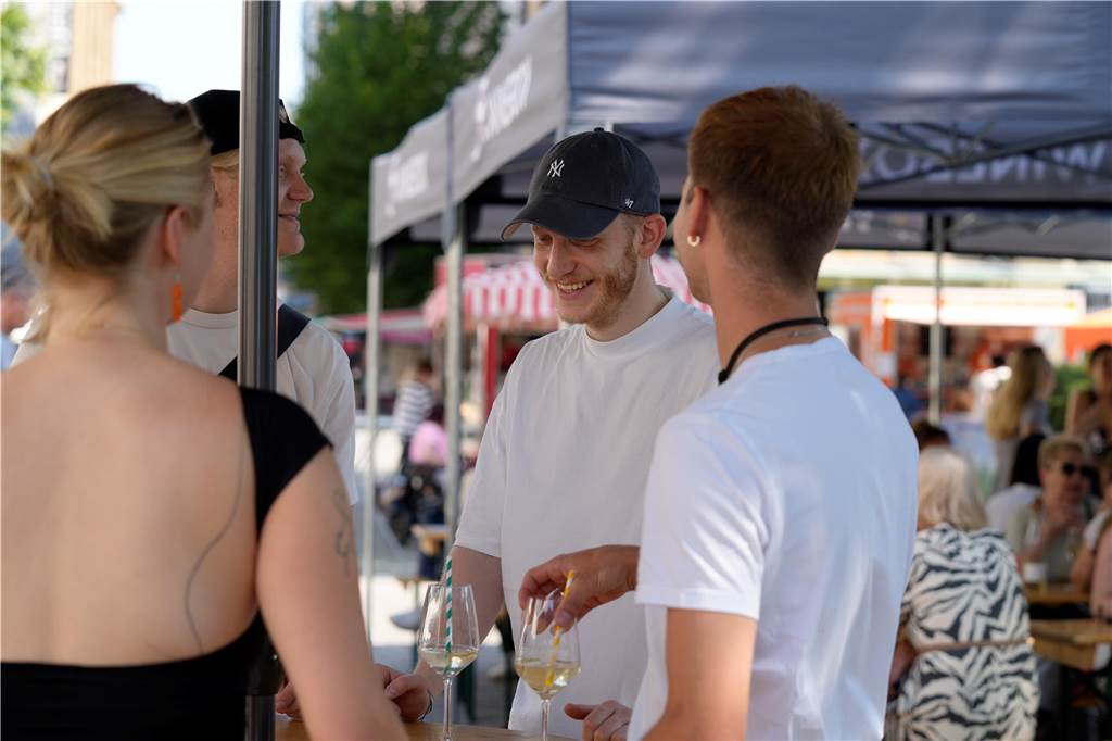 Besucher auf dem Wochenmarkt in Dortmund am Samstag 20.7.2024