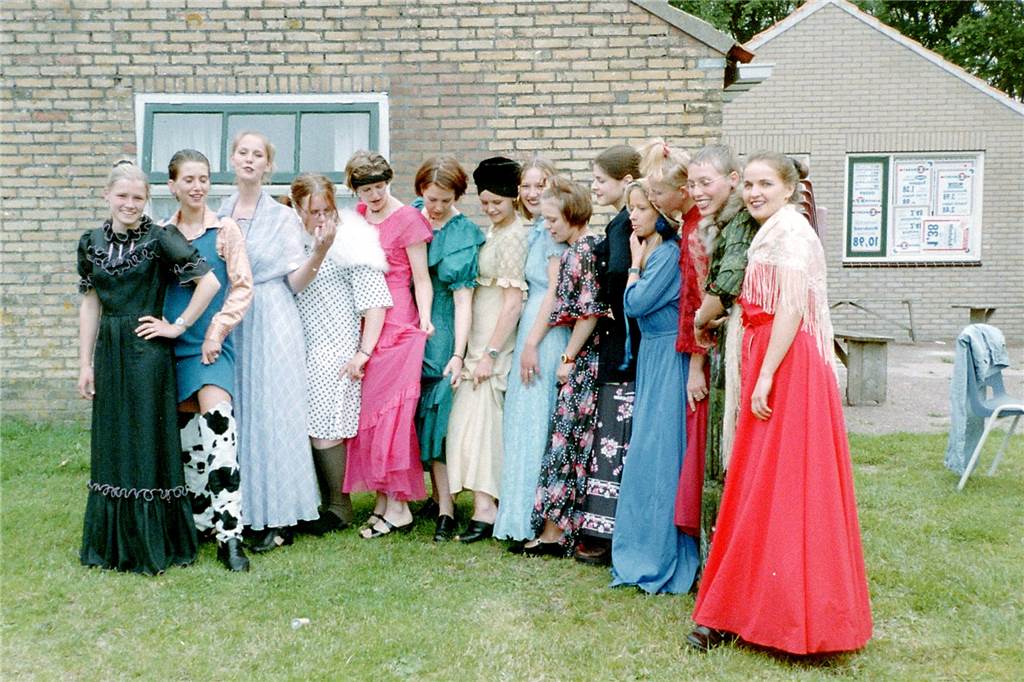 Alstätter Ferienerholung auf Ameland feiert 50-jähriges Bestehen Viel Spaß beim Verkleiden im Mädchenlager. Das Lager hat einen Fundus an verrückten Kostümen für jeden Anlass in der Kleiderkiste immer dabei.