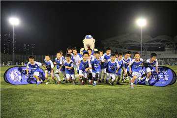 Viel Spaß hatten die 100 chinesischen Nachwuchskicker der Schalker Knappenschmiede.