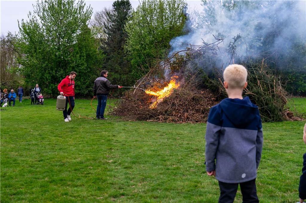 Viel Spaß hatten die Besucherinnen und Besucher des Osterfeuers der Siedlergemeinschaft Steinkamp.