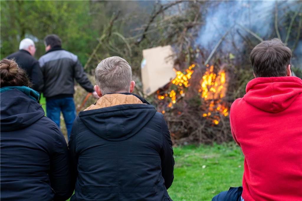 Viel Spaß hatten die Besucherinnen und Besucher des Osterfeuers der Siedlergemeinschaft Steinkamp.