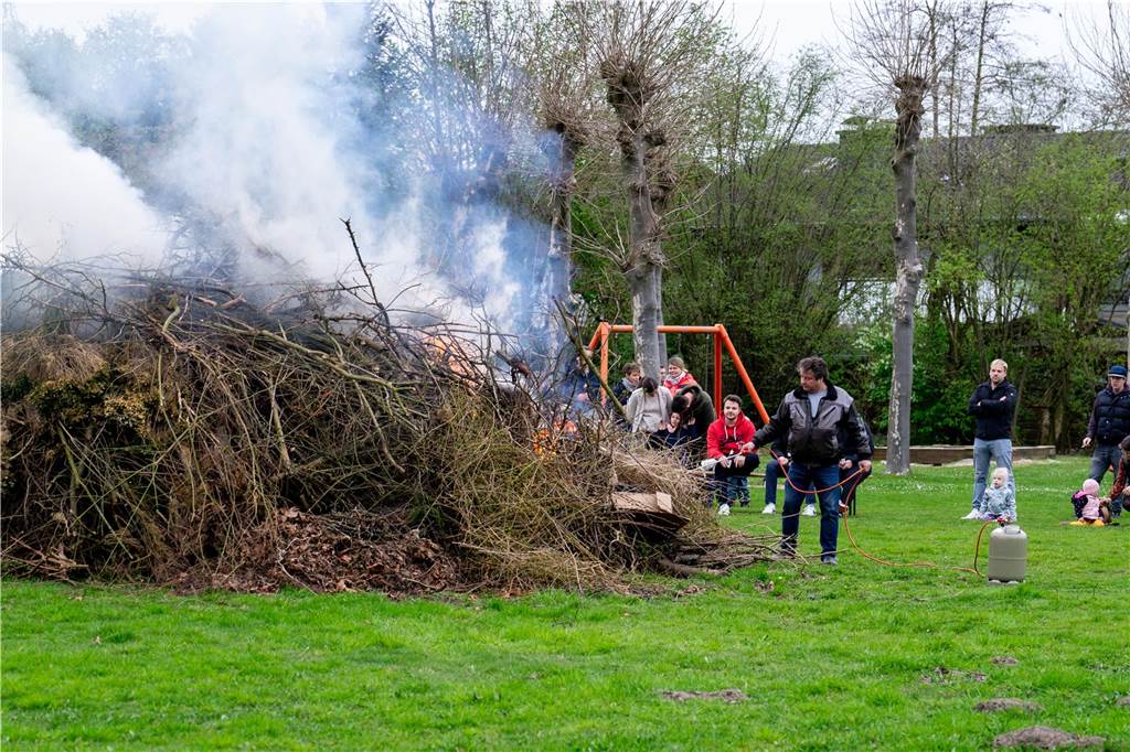 Viel Spaß hatten die Besucherinnen und Besucher des Osterfeuers der Siedlergemeinschaft Steinkamp.