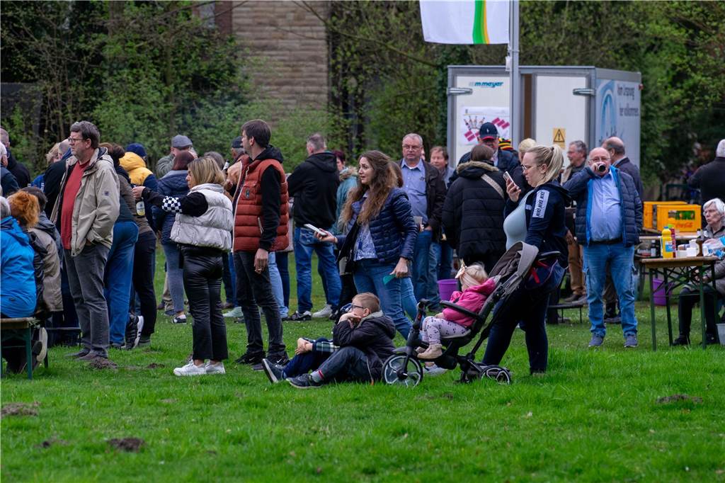 Viel Spaß hatten die Besucherinnen und Besucher des Osterfeuers der Siedlergemeinschaft Steinkamp.