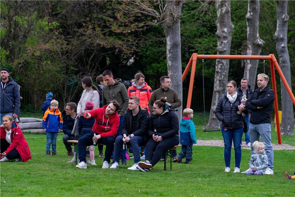 Viel Spaß hatten die Besucherinnen und Besucher des Osterfeuers der Siedlergemeinschaft Steinkamp.