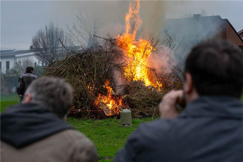 Viel Spaß hatten die Besucherinnen und Besucher des Osterfeuers der Siedlergemeinschaft Steinkamp.