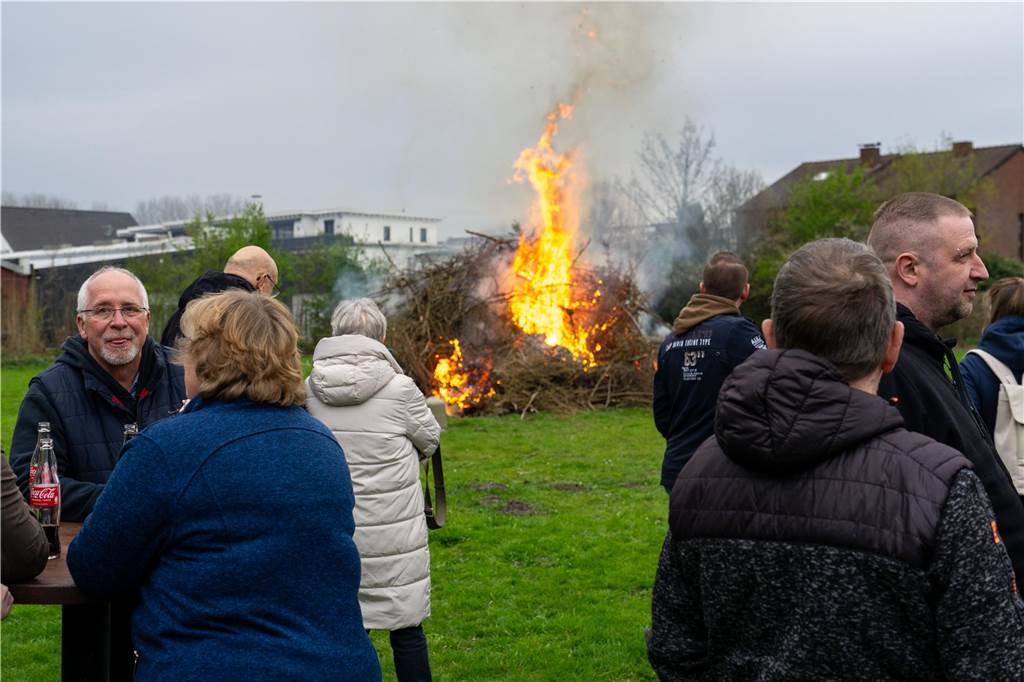 Viel Spaß hatten die Besucherinnen und Besucher des Osterfeuers der Siedlergemeinschaft Steinkamp.