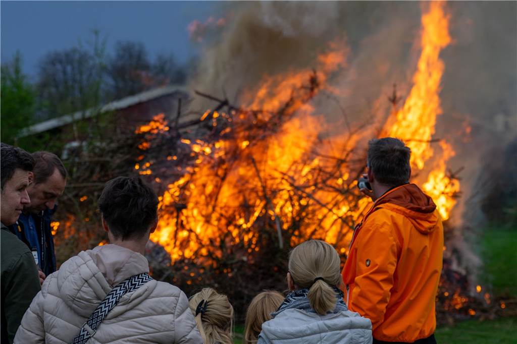 Viel Spaß hatten die Besucherinnen und Besucher des Osterfeuers der Siedlergemeinschaft Steinkamp.