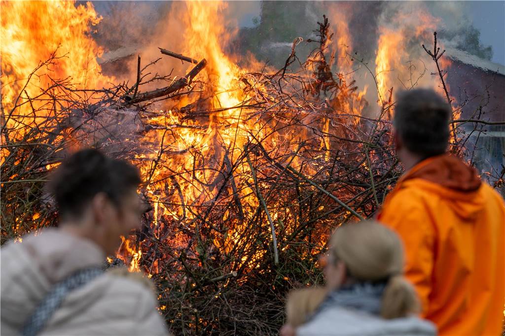 Viel Spaß hatten die Besucherinnen und Besucher des Osterfeuers der Siedlergemeinschaft Steinkamp.
