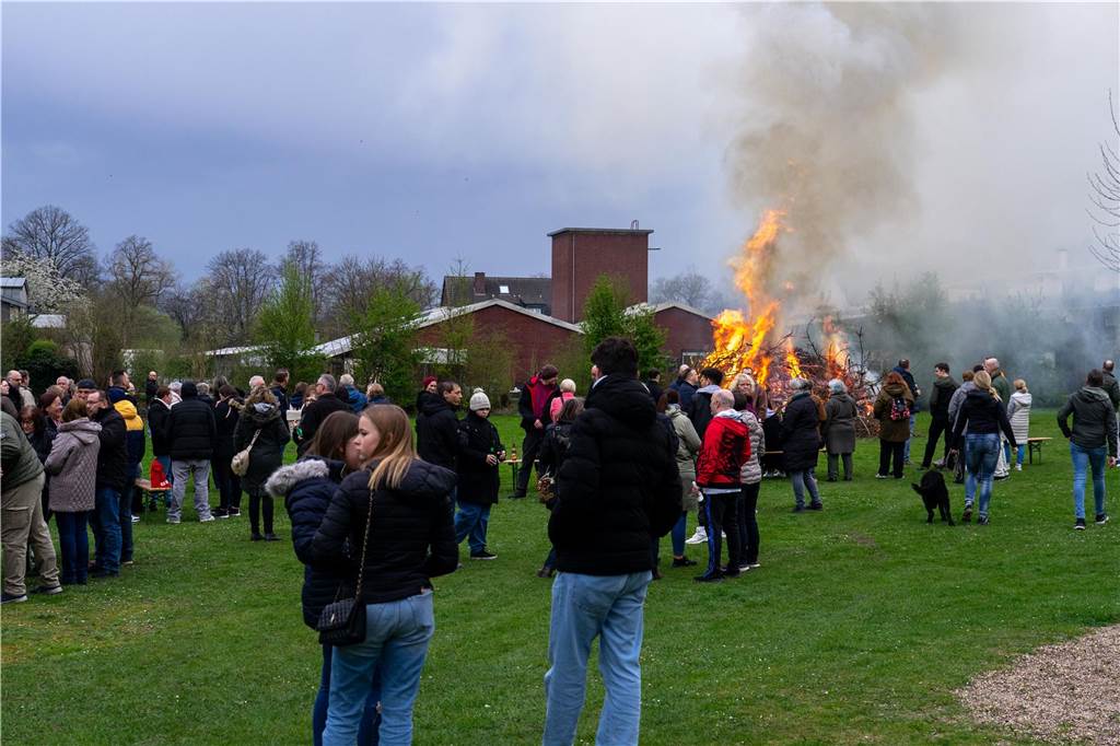 Viel Spaß hatten die Besucherinnen und Besucher des Osterfeuers der Siedlergemeinschaft Steinkamp.