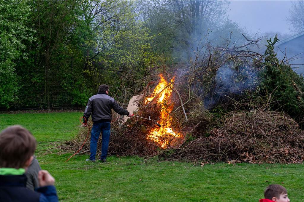 Viel Spaß hatten die Besucherinnen und Besucher des Osterfeuers der Siedlergemeinschaft Steinkamp.