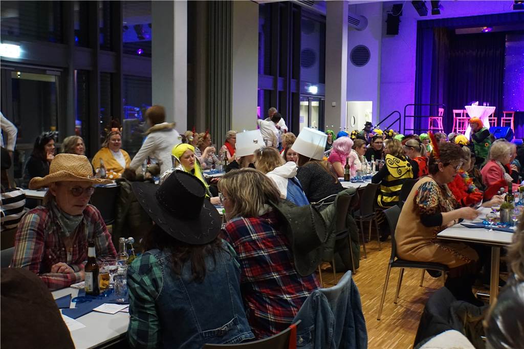 Viel Spaß hatten die Damen beim Karneval der kfd.