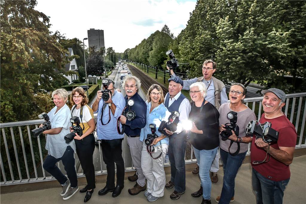So schön ist die B1 in Dortmund Viel Spaß hatten die Fotografen (v.l.) Karin Hessmann, Sabrina Richmann, Axel M. Mosler, Gerhard P. Müller, Anja Cord, Frank Schultze, Gudrun Kreuzer, Friedrich Stark, Cornelia Suhan und Benito Barajas bei dem Fotoprojekt an der B1.