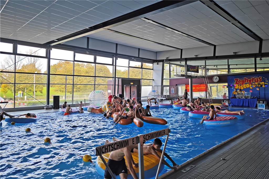 Viel Spaß hatten die Gäste am Sonntag (22. Oktober) im Aquahaus, für die passende Musik sorgte das Zephyrus Discoteam