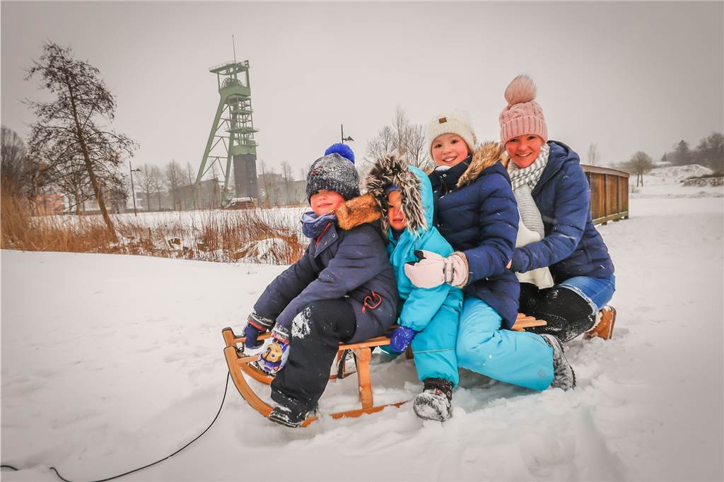 Wintereinbruch: Wenig Autounfälle, EUV im Dauereinsatz Viel Spaß hatten Kinder, die rodeln gingen so wie hier im Erinpark.
