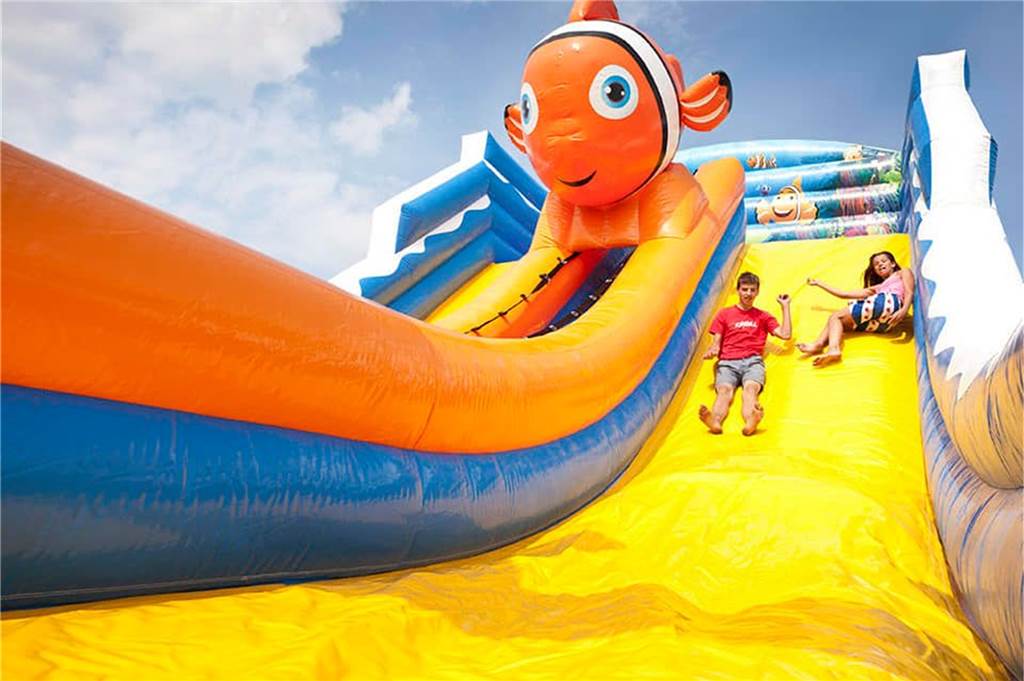 Zirkusfamilie baut riesigen Park mit Hüpfburgen und Wasserspiel Viel Spaß versprechen die unterschiedlichen Hüpfburgen für den Nachwuchs.