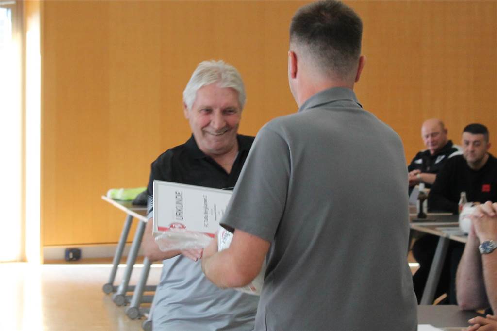 Ehrungen, Informationen und mahnende Worte: Kreisstaffeltag findet ohne den „Chef“ statt Viel tragen musste Friedhelm Runge (l.) vom FC TuRa Bergkamen, der gleich zwei Meisterehrungen entgegen nahm.