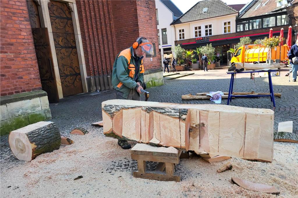 Holzbildhauer Ernst Franz auf dem Alten Markt