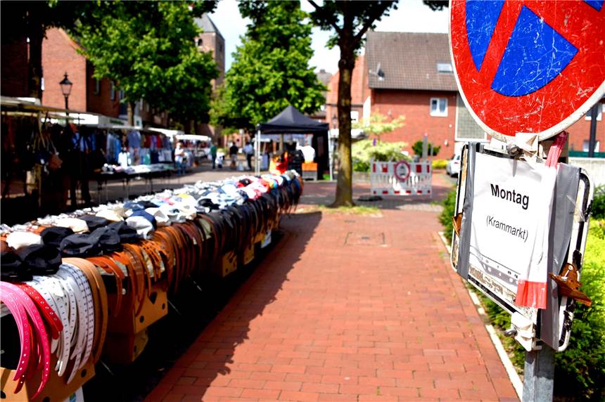 Krammarktstände locken nur wenige Besucher in den Südlohner Ortskern Viel war am Montag beim Krammarkt in Südlohn nicht los.
