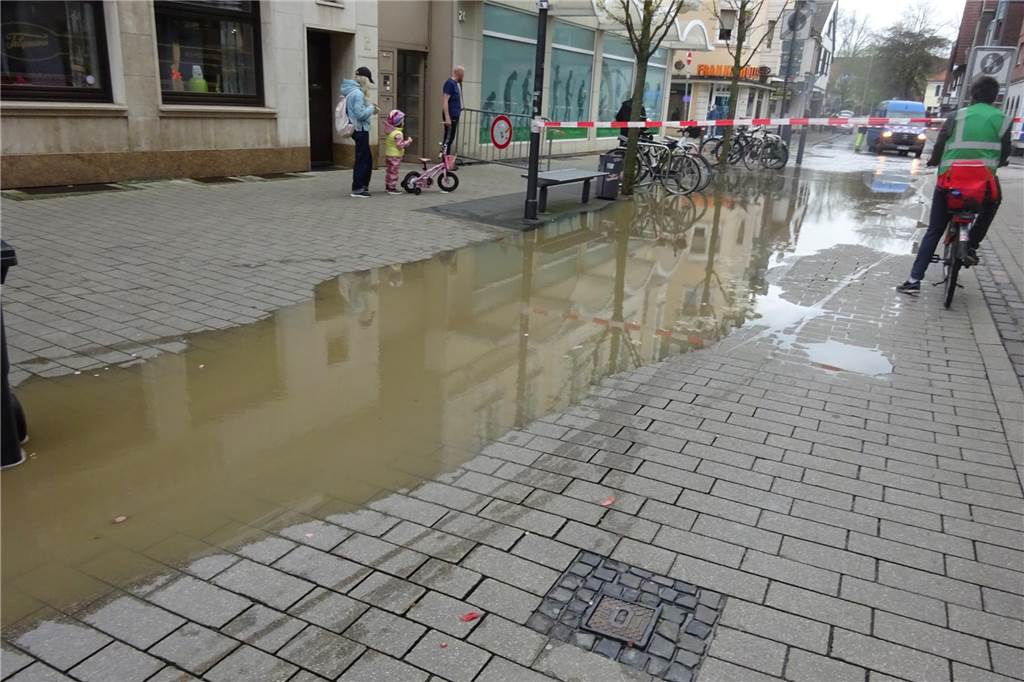 Rohrbruch in der Innenstadt: 16 Haushalte ohne Wasser, Straße musste gesperrt werden Viel Wasser lief durch den Rohrbruch die Fußgängerzone entlang.