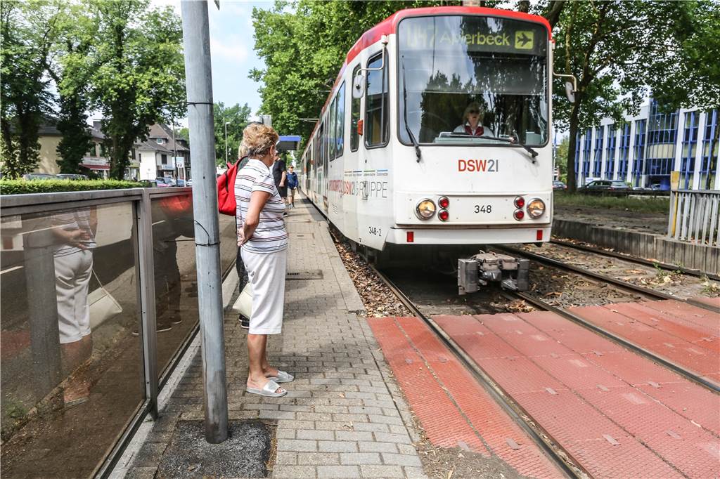 Neue Ampel für die B1 ist kein Tabu mehr Viel zu eng sind die Bahnsteige der Stadtbahn-Stationen entlang der B1. Nicht nur deshalb ist ein Umbau nötig.