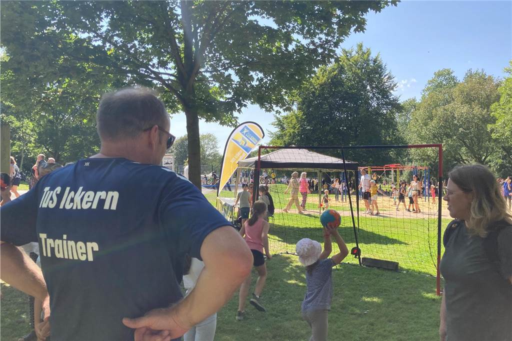 Großer Besucher-Andrang: Daumen hoch für neuen Superspielplatz Zu sehen sind spielende Kinder, deren Eltern und weitere Besucher, die zur Eröffnung neuen Superspielplatz in Castrop-Rauxel gekommen sind.