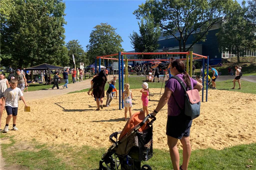 Zu sehen sind spielende Kinder, deren Eltern und weitere Besucher, die zur Eröffnung neuen Superspielplatz in Castrop-Rauxel gekommen sind.
