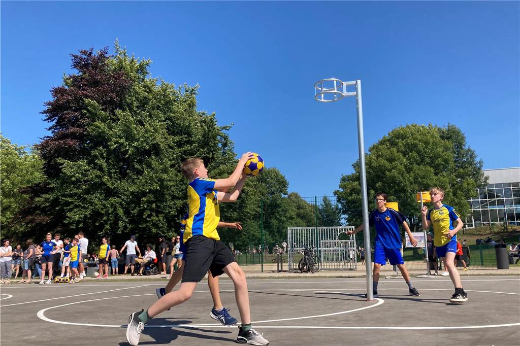 Zu sehen sind spielende Kinder, deren Eltern und weitere Besucher, die zur Eröffnung neuen Superspielplatz in Castrop-Rauxel gekommen sind.
