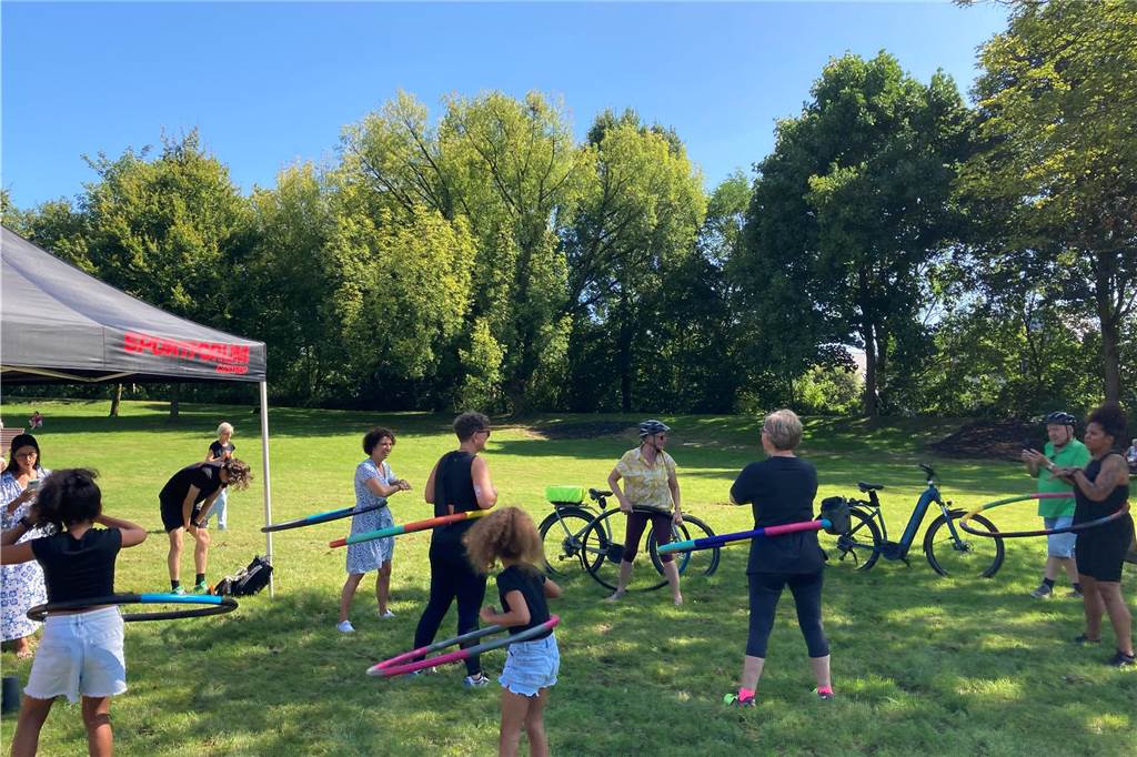 Zu sehen sind spielende Kinder, deren Eltern und weitere Besucher, die zur Eröffnung neuen Superspielplatz in Castrop-Rauxel gekommen sind.
