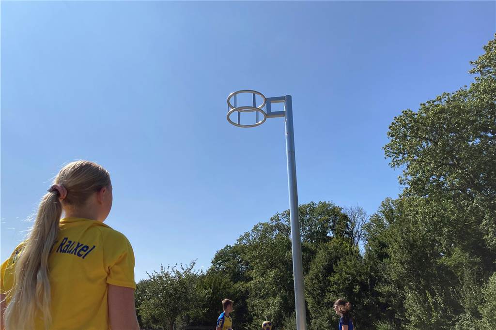 Zu sehen sind spielende Kinder, deren Eltern und weitere Besucher, die zur Eröffnung neuen Superspielplatz in Castrop-Rauxel gekommen sind.