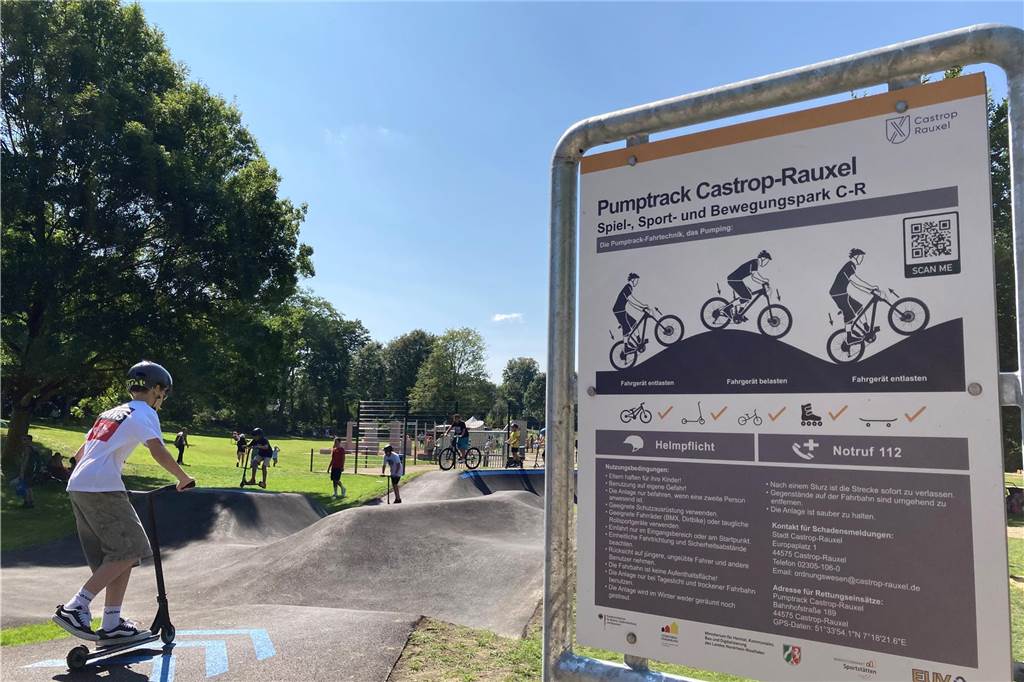 Zu sehen sind spielende Kinder, deren Eltern und weitere Besucher, die zur Eröffnung neuen Superspielplatz in Castrop-Rauxel gekommen sind.